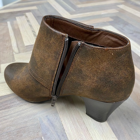 Gabriella Rocha brown ankle bootie - Picture 2 of 3